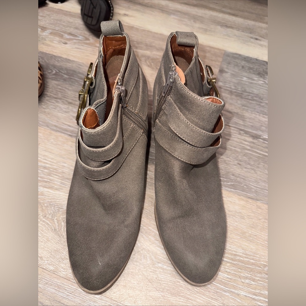Qupid Solid Brown Closed Toe Buckle Accent Block Heel 10M ankle booties